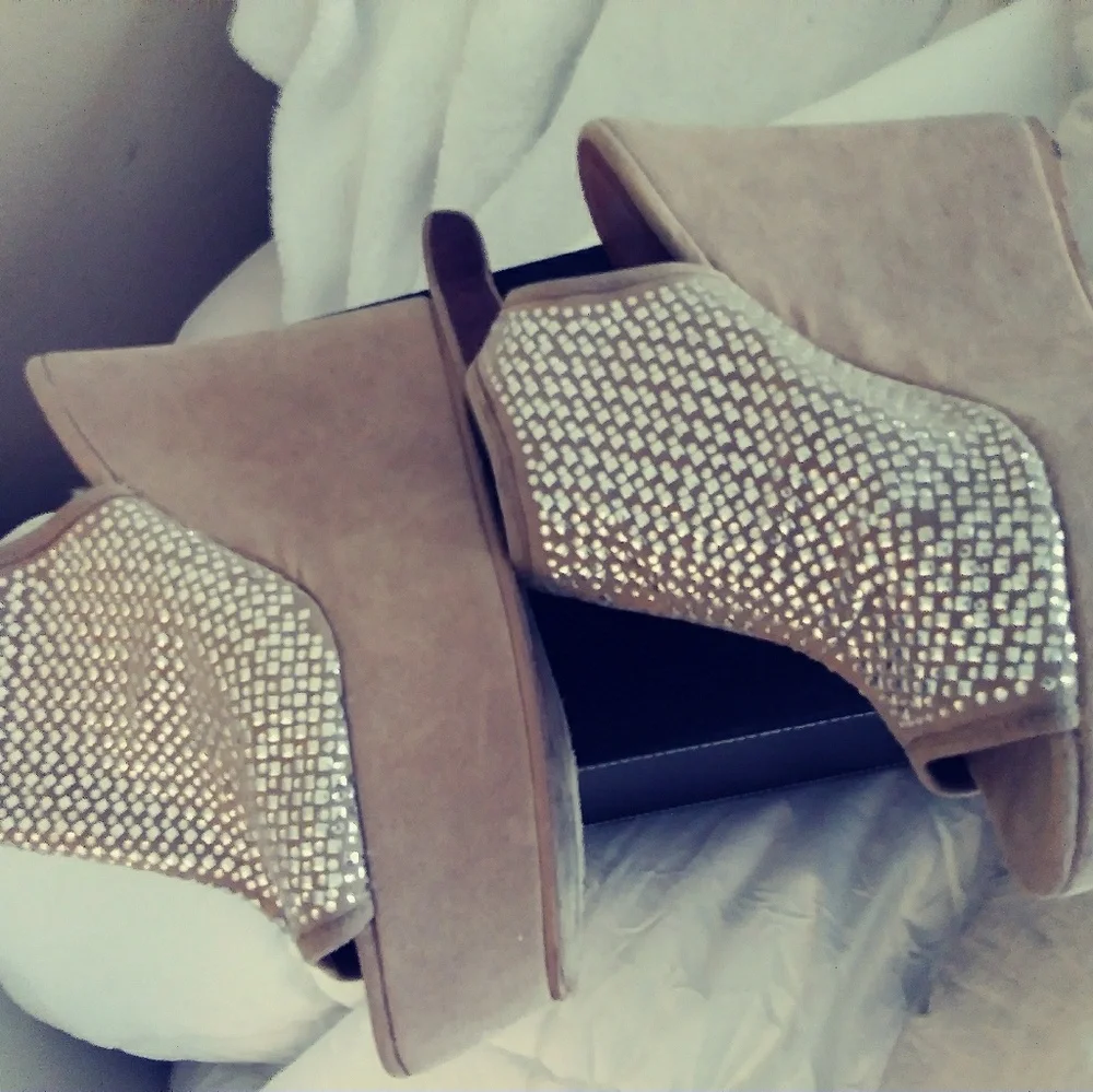 Jeffrey Campbell reposhing this